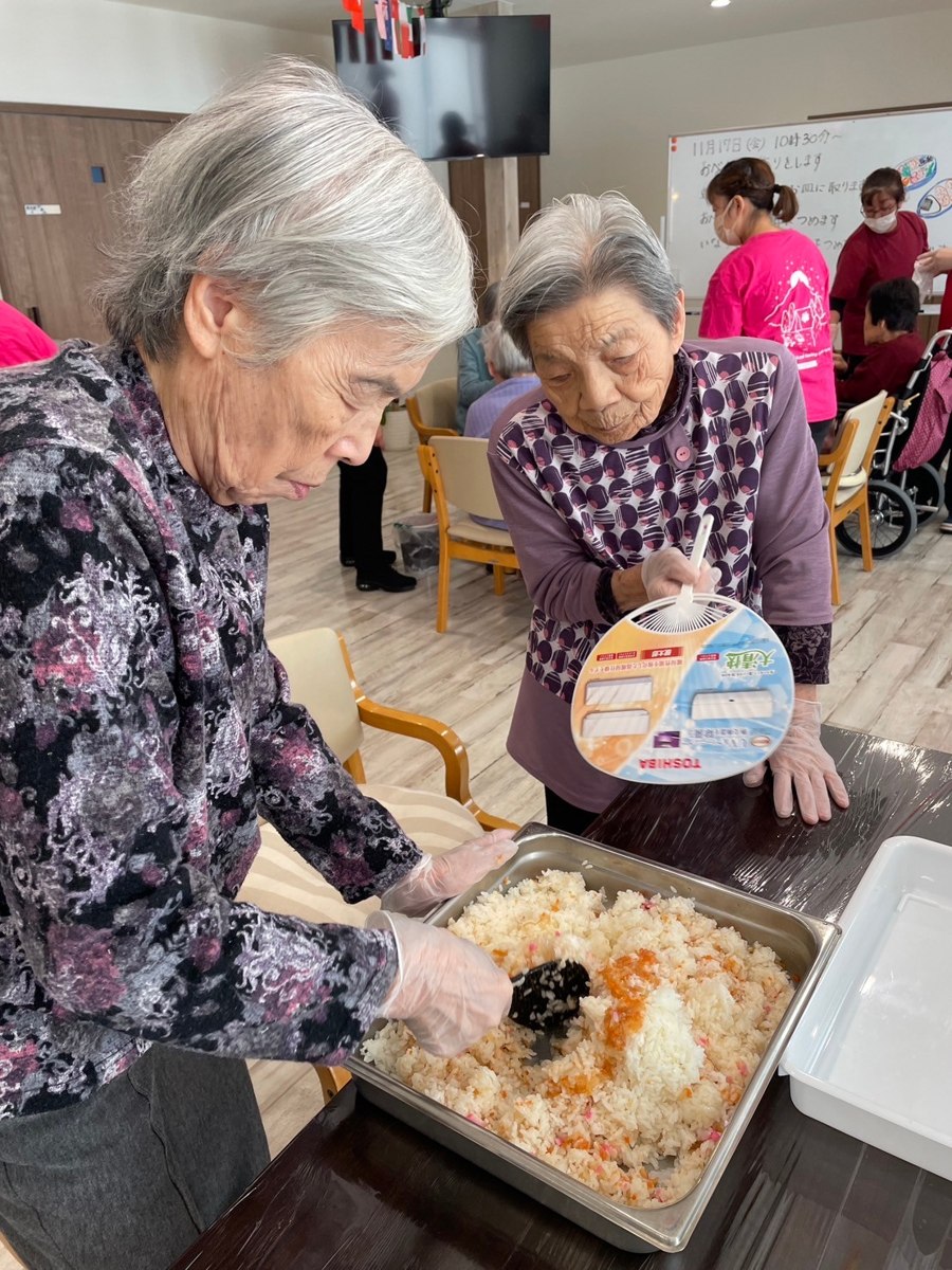 テーブルで手作業を楽しむ利用者さんたち